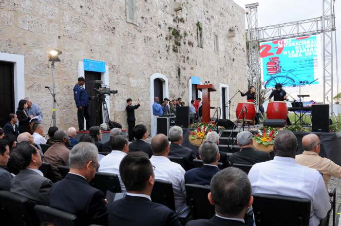 Miguel Díaz-Canel Bermúdez, Primer Vicepresidente del Consejo de Estado y de Ministros; Esteban Lazo Hernández, Presidente de la ANPP, ambos miembros del Buró Político del Partido, presidieron la inaguración de la 27 Feria Internacional del Libro, con la delegación China encabezada por Zhou Huilin, viceministro de la administración General de Prensa, Publicación, Radio, Cine y TV de China y viceministro nacional de Derecho de Autor de la Administración de China. Presente además Abel Prieto Jiménez, Ministro de Cultura, Eusebio Leal historiador de La Habana; los Héroes de la República de Cuba José Ramón Fernández, Enrique Lussón y Ulises Rosales del Toro.