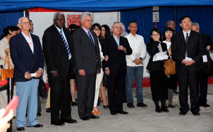 Miguel Díaz-Canel Bermúdez, Primer Vicepresidente del Consejo de Estado y de Ministros; Esteban Lazo Hernández, Presidente de la ANPP, ambos miembros del Buró Político del Partido, presidieron la inaguración de la 27 Feria Internacional del Libro, con la delegación China encabezada por Zhou Huilin, viceministro de la administración General de Prensa, Publicación, Radio, Cine y TV de China y viceministro nacional de Derecho de Autor de la Administración de China. Presente además Abel Prieto Jiménez, Ministro de Cultura, Eusebio Leal historiador de La Habana; los Héroes de la República de Cuba José Ramón Fernández, Enrique Lussón y Ulises Rosales del Toro.