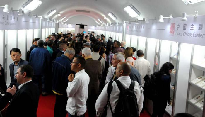 Miguel Díaz-Canel Bermúdez, Primer Vicepresidente del Consejo de Estado y de Ministros; Esteban Lazo Hernández, Presidente de la ANPP, ambos miembros del Buró Político del Partido, presidieron la inaguración de la 27 Feria Internacional del Libro, con la delegación China encabezada por Zhou Huilin, viceministro de la administración General de Prensa, Publicación, Radio, Cine y TV de China y viceministro nacional de Derecho de Autor de la Administración de China. Presente además Abel Prieto Jiménez, Ministro de Cultura, Eusebio Leal historiador de La Habana; los Héroes de la República de Cuba José Ramón Fernández, Enrique Lussón y Ulises Rosales del Toro.