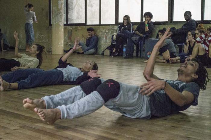 Durante el montaje de la obra en los salones de Danza Contemporánea de Cuba. 