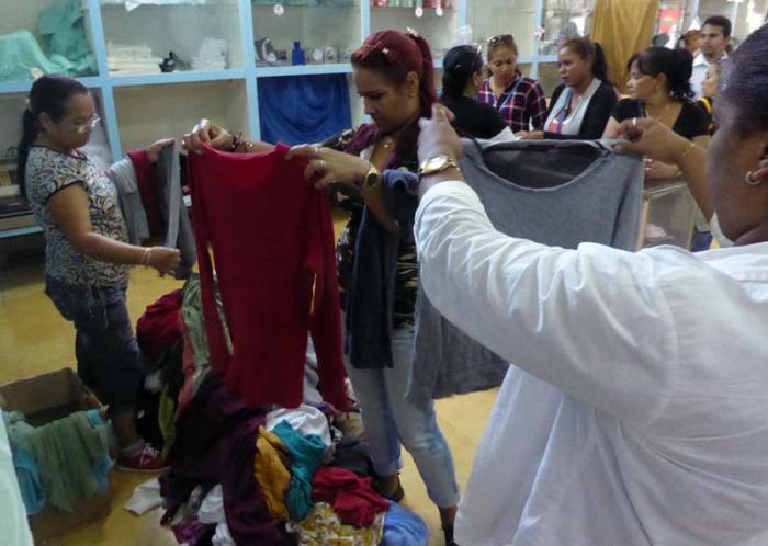 Venta de ropa reciclada en un mercado industrial de la ciudad de Bayamo, provincia de Granma.