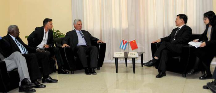 Miguel Díaz-Canel Bermúdez, Primer Vicepresidente del Consejo de Estado y de Ministros; Esteban Lazo Hernández, Presidente de la ANPP, ambos miembros del Buró Político del Partido intercambiaron antes de la inaguración de la 27 Feria Internacional del Libro, con la delegación China encabezada por Zhou Huilin, viceministro de la administración General de Prensa, Publicación, Radio, Cine y TV de China y viceministro nacional de Derecho de Autor de la Administración de China. Presente además Abel Prieto Jiménez, Ministro de Cultura.
