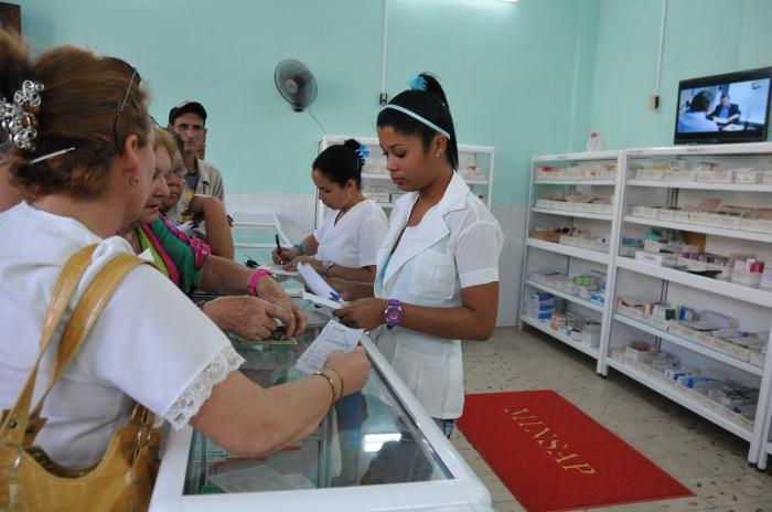 El control en la farmacia es vital para proteger a la población. foto del autor

