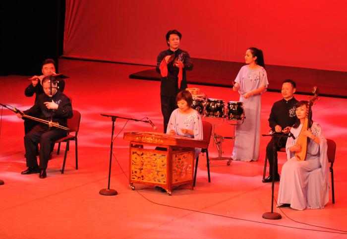 Gala Artística por la 27 Feria Internacional del Libro de La Habana y por las festividades del Nuevo Año Lunar Chino, presidio por la parte cubana Abel Prieto Jiménez, Ministro de Cultura de la República de Cuba y por la China Zhou Huilin, Viceministro de la Administración Estatal de Prensa, Publicaciones, Radio, Cine y Televisión de la República Popular China, en el Gran Teatro de La Habana, Habana Vieja