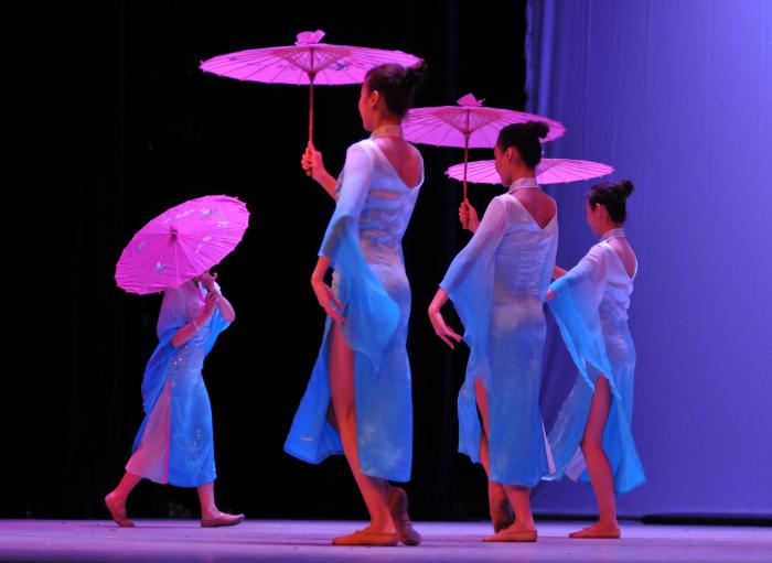 Gala Artística por la 27 Feria Internacional del Libro de La Habana y por las festividades del Nuevo Año Lunar Chino, presidio por la parte cubana Abel Prieto Jiménez, Ministro de Cultura de la República de Cuba y por la China Zhou Huilin, Viceministro de la Administración Estatal de Prensa, Publicaciones, Radio, Cine y Televisión de la República Popular China, en el Gran Teatro de La Habana, Habana Vieja