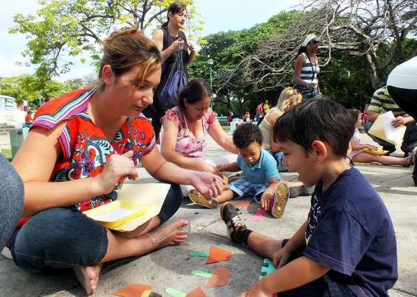 Hoy en cualquier lugar se ofrece el espacio para poner en práctica el programa Educa a tu hijo.