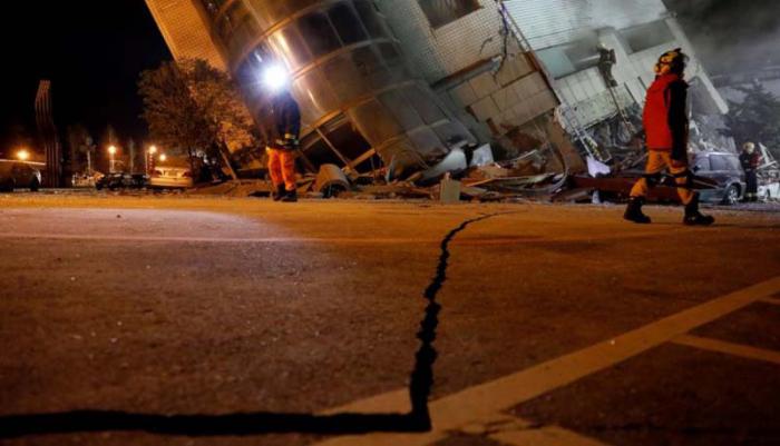 Las calles de Hualien registraron grietas, rotura de tuberías de gas y agua y el colapso de tendidos eléctricos, que dejaron sin suministro a miles de hogares. 
