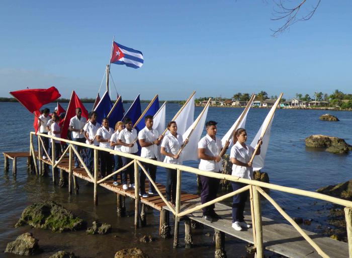 Estudiantes universitarios reeditaron el desembarco de la expedición armada del Directorio Revolucionario 13 de Marzo.