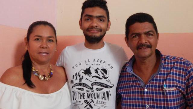 En el centro el pediatra  Juan Camilo Díaz Ceballo junto a sus padres. Él egresó de la facultad Raúl Dorticós Torrado y del Hospital Pediátrico Paquito González Cueto, ambos en la ciudad sureña de Cienfuegos.