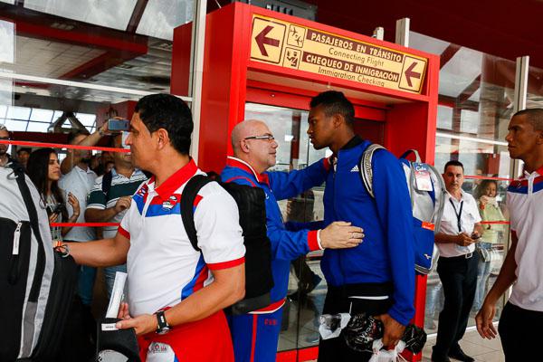Antonio Becali Garrido (centro), presidente del INDER, recibe en el Aeropuerto José Martí al equipo Alazanes de Granma que jugó en la 60 Serie del Caribe de béisbol, el 9 de febrero de 2018, en La Habana, Cuba. Foto: Calixto N. Llanes/Periódico JIT (Cuba)