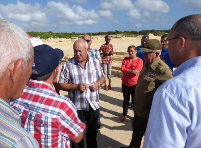 En Nuevitas, Espinosa Martín llamó a los constructores a impregnarle mayor dinamismo al proceso de edificación de 50 petrocasas donadas a Cuba por Venezuela.