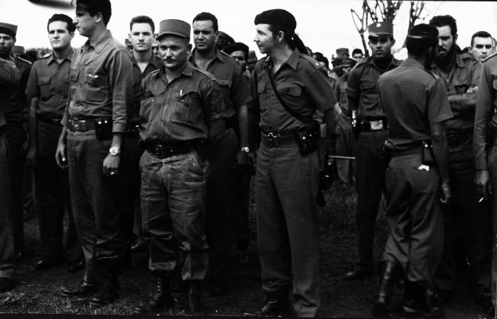 Guillermo García Frías junto a Raúl Castro en 1959 en las maniobras del Ejército Rebelde