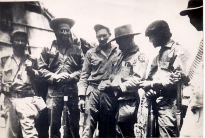 Guillermo García, con sombrero de alas anchas; Rubén Fonseca, Félix Ramírez, Lázaro Soltura, Chichi Puebla (fallecido) durante la ofensiva en la Sierra Maestra.