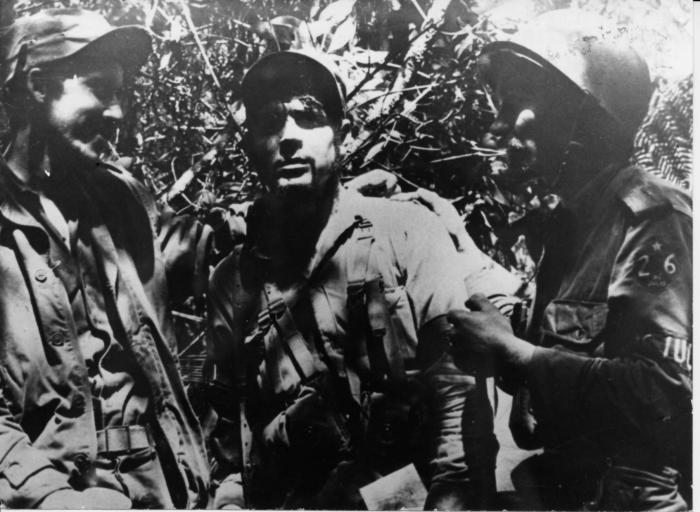 Efigenio Ameijeiras, Ernesto Guevara y Guillermo García. Foto tomada durante las caminatas de abril a mayo de 1957, en la Sierra Maestra.  