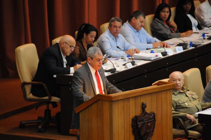 Asamblea Nacional del Poder Popular en el décimo período ordinario de sesiones de la VIII Legislatura. Habla: Homero Acosta, secretario del Consejo de Estado. Abajo (d) Guillermo García Frías.