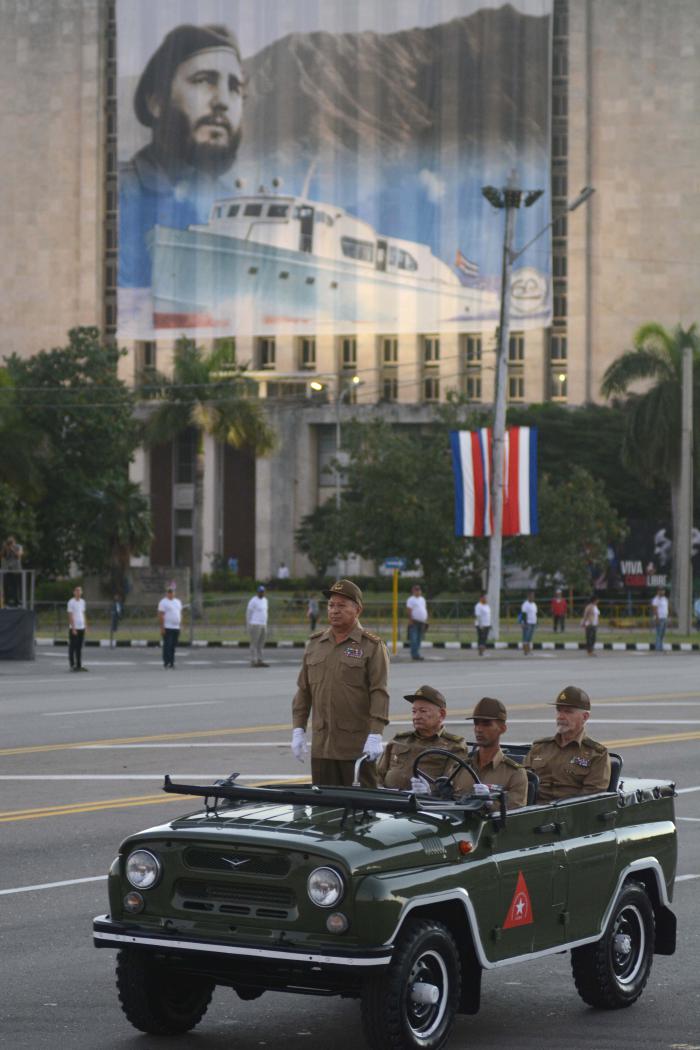 Desfile Militar por el Aniversario 60 de las FAR y desembarco del yate Granma. Ramiro Valdés, Guillermo García Frías y Leopoldo Cintra Frías. 