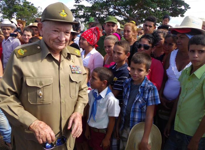 El Comandante de la Revolución Guillermo García Frías compartiendo con los vecinos de Caracuna y de otros asentamientos cercanos.