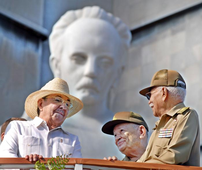 Desfile por el 1ro. de Mayo en la Plaza de la Revolución 2009. Raúl Castro, Juan Almeida Bosque y Guillermo García Frías.