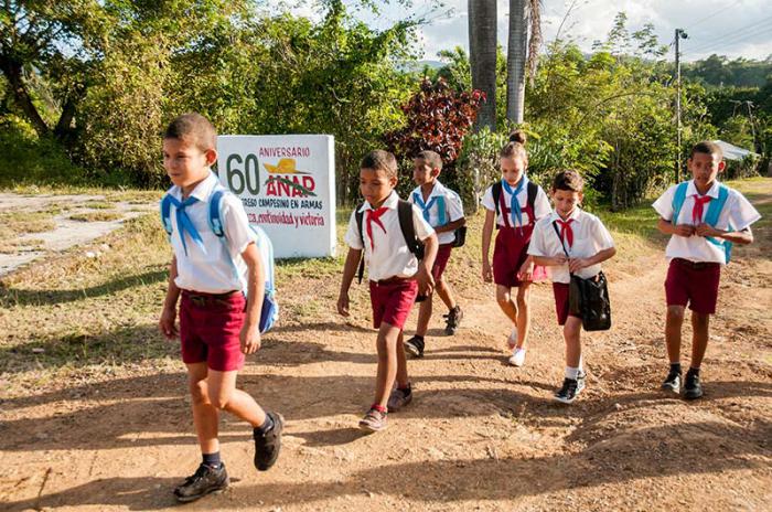 Pioneros de la escuela Felix Urquilo de la comunida de El Maizal, Mayarí Arriba, ll Frente