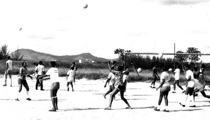 Un grupo de estudiantes namibios practican deportes en áreas de la escuela Hendrik Witbooi. 