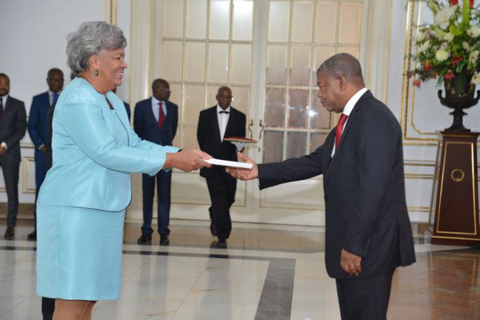 Recibe presidente angoleño cartas credenciales de embajadora cubana, Esther Armenteros.