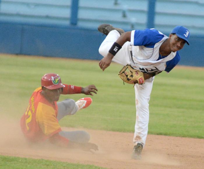 Beisbol-Serie 57 IND vs MTZ jugada en segunda base YORBERT SANCHEZ ZAYAS