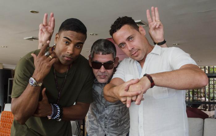 Orishas. De izq a der Yotuel, Roldán y Ruzzo, integrantes del grupo de rap Orishas, durante una entrevista en el Habana Libre.