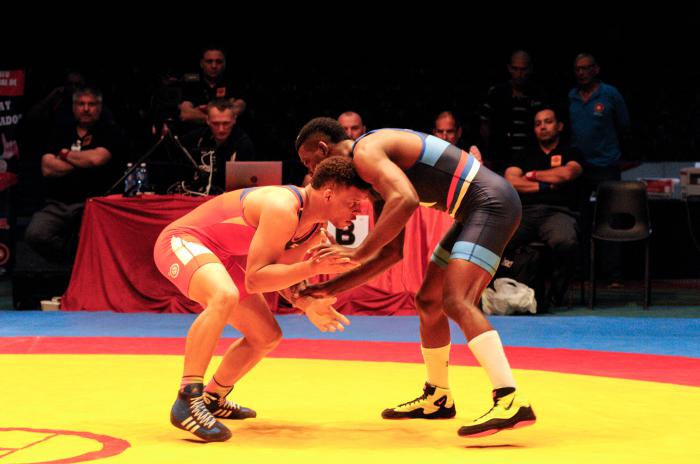 Ismael Borrero (Rojo) y Miguel Martínez (Azul) en la discución de los 67 Kg en el torneo Granma y Cerro Pelado de Lucha Greco Romana en el Coliceo de la Ciudad Deportiva.
