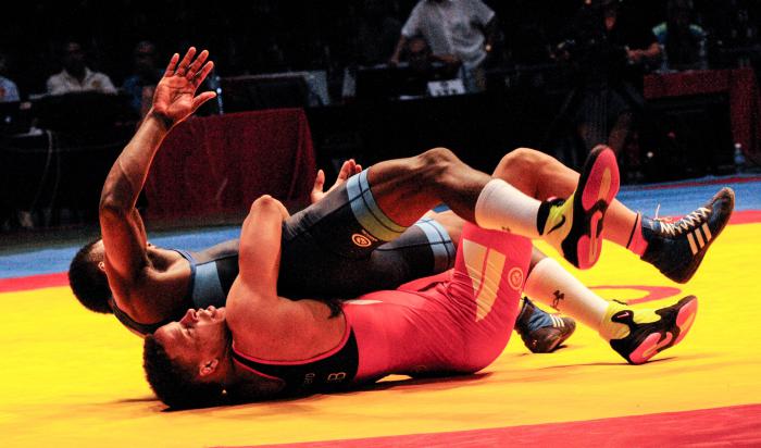 Ismael Borrero (Rojo) y Miguel Martínez (Azul) en la discución de los 67 Kg en el torneo Granma y Cerro Pelado de Lucha Greco Romana en el Coliseo de la Ciudad Deportiva.