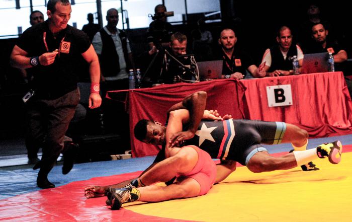 Ismael Borrero (Rojo) y Miguel Martínez (Azul) en la discución de los 67 Kg en el torneo Granma y Cerro Pelado de Lucha Greco Romana en el Coliseo de la Ciudad Deportiva.