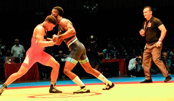 Ismael Borrero (Rojo) y Miguel Martínez (Azul) en la discución de los 67 Kg en el torneo Granma y Cerro Pelado de Lucha Greco Romana en el Coliseo de la Ciudad Deportiva.