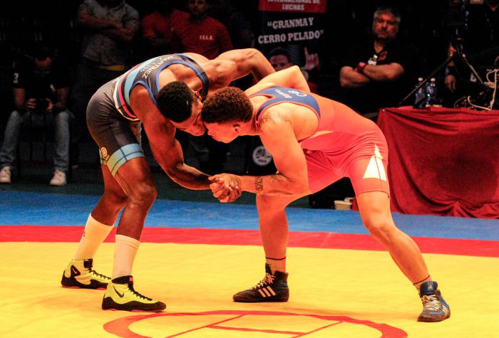 Ismael Borrero (Rojo) y Miguel Martínez (Azul) en la discución de los 67 Kg en el torneo Granma y Cerro Pelado de Lucha Greco Romana en el Coliseo de la Ciudad Deportiva.