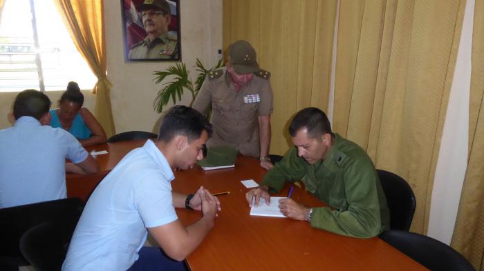 Jóvenes estudiantes de décimo grado del preuniversitario cienfueguero Martín Dihigo, en el proceso de inscripción. foto del autor