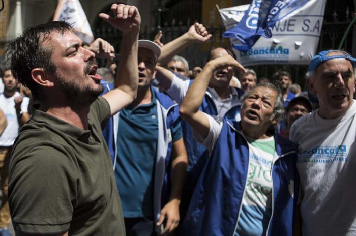 Este lunes trabajadores del sector bancario en Argentina iniciaron un paro. 