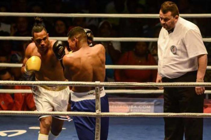 Combate entre Arlen López (I), de los Domadores de Cuba y Juan Diego Ortiz (C), de los Heroicos de Colombia, en la división de 75 Kg, en el inicio de la VIII Serie Mundial de Boxeo 