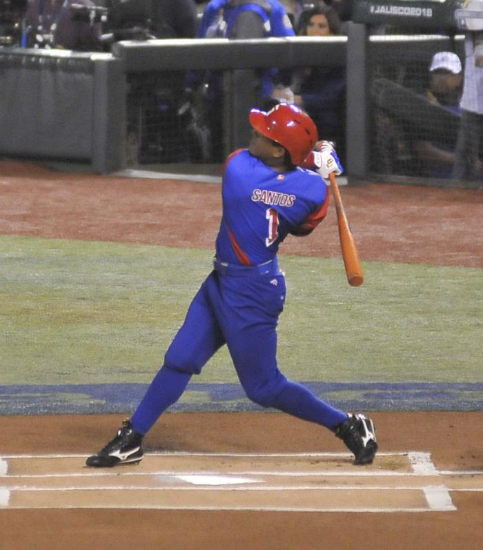 Serie el Caribe,juego de pelota entre los equipos de Cuba y  Republica Dominicana,al bate Roel Santos Martinez