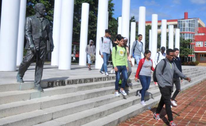 Universidad de las Ciencias Informáticas. Escultura de Julio Antonio Mella.