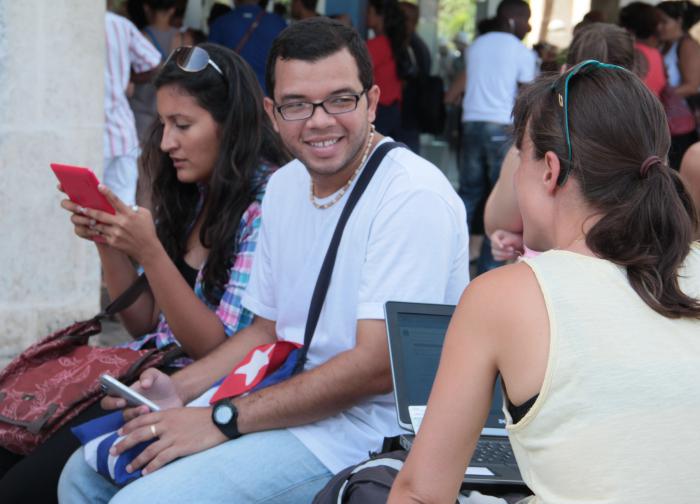 El nuevo convenio se enmarca en los esfuerzos del país por extender la conexión a internet. 
foto: Yaimí ravelo rojas