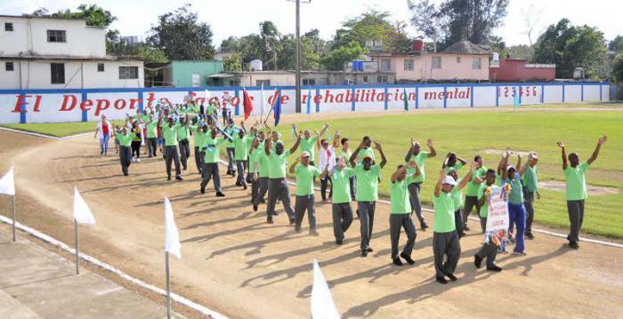 En perfecta formación desfilaron los participantes durante la inauguración del Festival Deportivo y Cultural. 