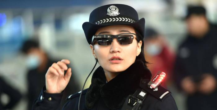  Una agente de policía en Zhengzhou usando las gafas con tecnología de reconocimiento facial 