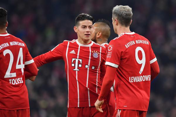 James Rodríguez (centro) tendrá de rival en el mundial a su compañero en el Bayern Múnich Robert Lewandowsky. 