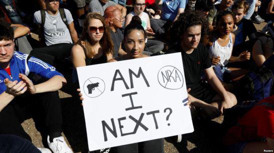 «¿Soy la próximai », se lee en este cartel de una de las protestas de los estudiantes contra el porte de armas y la Asociación Nacional del Rifle. FOTO: LA TIMES