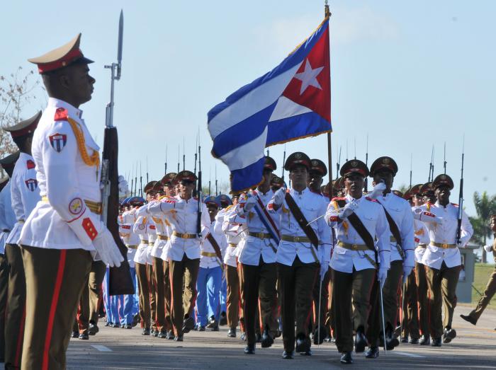 Presidio General de cuerpo de ejército Álvaro López Miera, Héroe de la república, Viceministro Primero de las FAR, Jefe del Estado Mayor General y miembro del Buró Político del Partido Comunista de Cuba, durante el Centenario de la fundación del Ejército Rojo y Día de los defensores de la Patria, en el Mausoleo del Soldado desconocido, en la Lisa