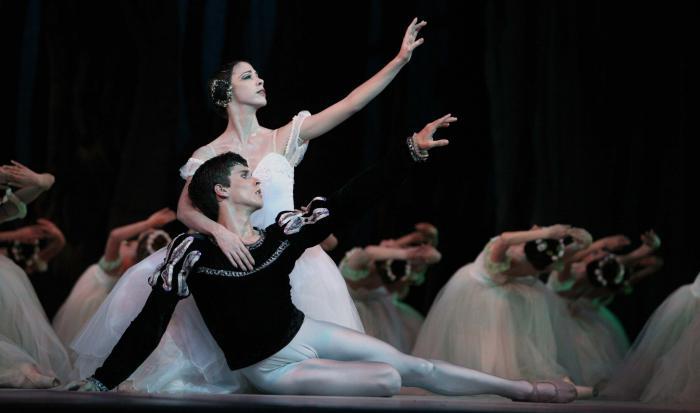 Giselle, interpretada por Anett Delgado y Danni Hernández.