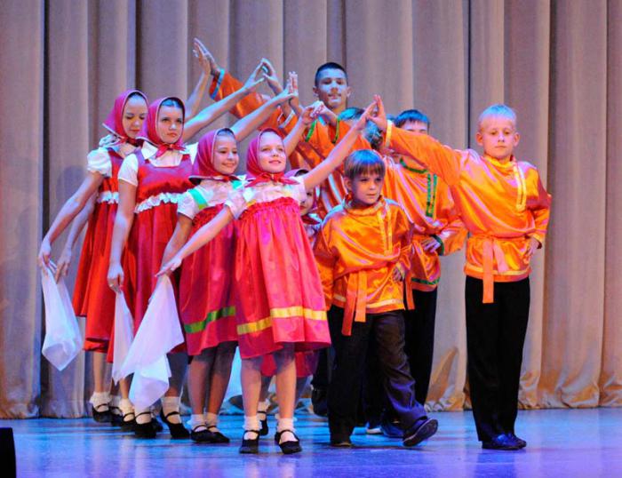 Estudiantes de la escuela de la Embajada Rusa bailando danzas tradicionales de su país en el Acto político Cultural por el Centenario de la Fundación del Ejército Rojo, 