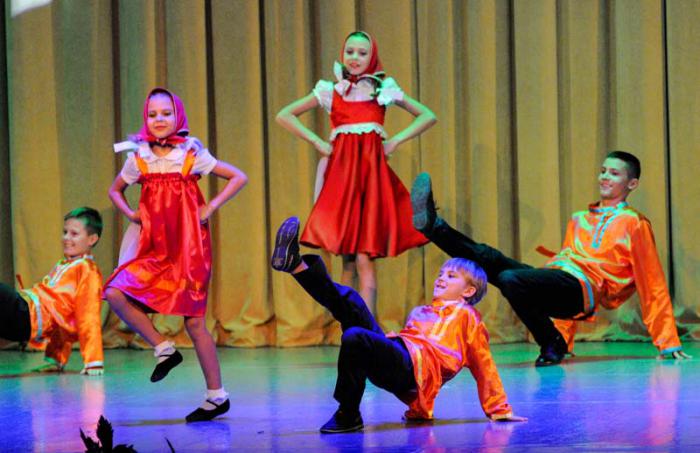 Estudiantes de la escuela de la Embajada Rusa bailando danzas tradicionales de su país en el Acto político Cultural por el Centenario de la Fundación del Ejército Rojo, 