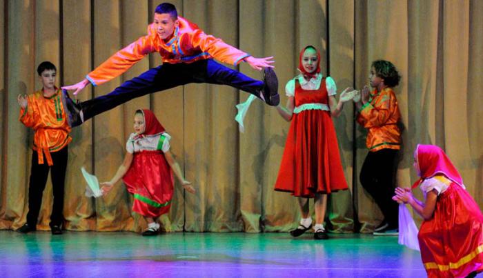 Estudiantes de la escuela de la Embajada Rusa bailando danzas tradicionales de su país en el Acto político Cultural por el Centenario de la Fundación del Ejército Rojo, 