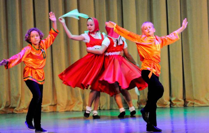 Estudiantes de la escuela de la Embajada Rusa bailando danzas tradicionales de su país en el Acto político Cultural por el Centenario de la Fundación del Ejército Rojo, 