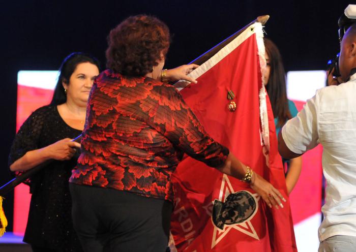 Milagro de la Caridad Pérez Caballero (C), miembro del Secretariado Nacional de la CTC, entrega el reconocimiento Orden Lázaro Peña del tercer grado al Colectivo Laboral Emisora Nacional Radio Rebelde, Mabel Manso Delgado (I), directora de la Emisora Nacional Radio Rebelde, durante la Gala del Aniversario 60 de la Emisora Nacional Radio Rebelde, en la Sala Avellaneda del Teatro Nacional, en Plaza