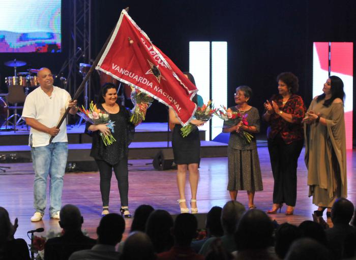 Durante la gala político cultural por el aniversario 60 de Radio Rebelde, este destacado colectivo recibió de manos de la miembro del Secretariado Nacional de la CTC, Milagros de la Caridad Pérez Caballero y de Nereyda López, Secretaria Nacional del Sindicato  de los Trabajadores de la Cultura, la Orden Lázaro Peña de Tercer Grado